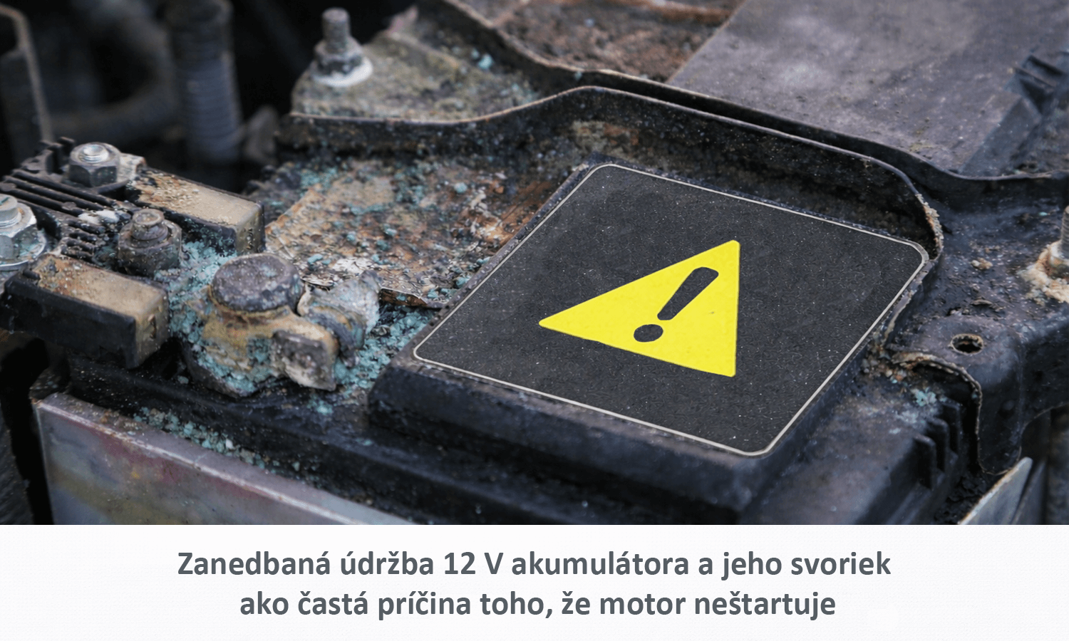 Zanedbaná údržba 12 V akumulátora so skorodovanými svorkami a kontaktmi